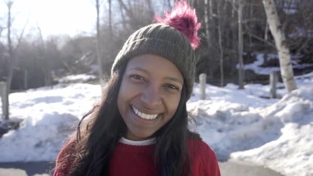 快乐的女孩在冬天的地方看相机 一个快乐的女人在森林里玩乐的自私自利高质量的4K镜头 — 图库视频影像