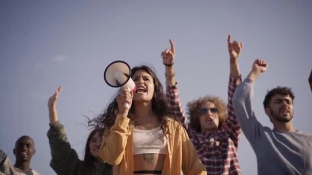 Демонстрации Женщина Кричала Мегафон Молодые Люди Протестуют Против Демократии Высококачественные — стоковое видео