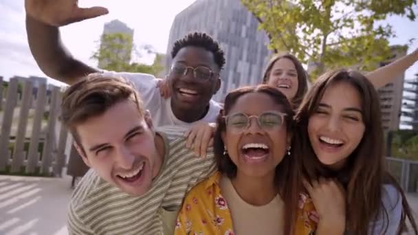 Jóvenes Amigos Felices Mirando Cámara Riendo Grupo Sonriente Gente Divirtiéndose — Vídeo de stock