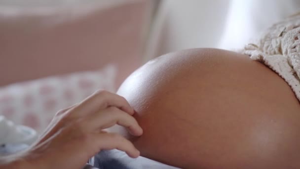 Közelíts Férfi Kezekre Amik Egy Előrehaladott Terhes Anya Hasán Sétálnak — Stock videók