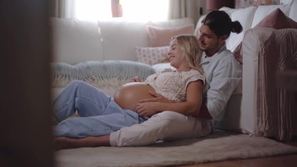 Terhes Hasa Van Fehér Férj Terhes Feleség Ölelkeznek Otthon Házaspár — Stock videók