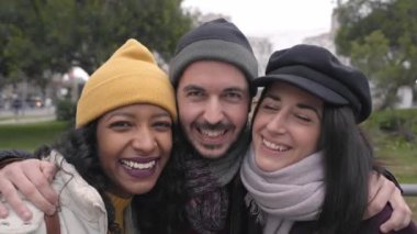 Kış kıyafetleri içinde, dışarıda kameraya bakıp gülümseyen bir grup mutlu insanın selfie portresi. Arkadaşlık kavramı. Yüksek kalite 4k görüntü