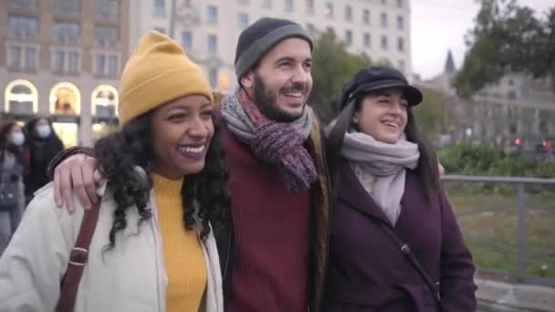 Happy Multiracial Přátelé Dovolené Procházky Europe City Přátelství Koncept Multikulturní — Stock video