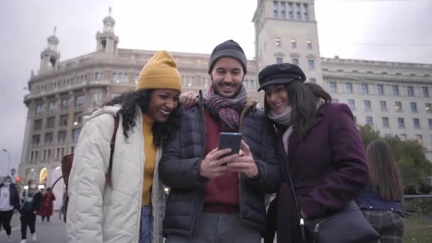 Troje Szczęśliwych Przyjaciół Rozmawia Zawartości Smartfonów Zimie Ulicy Wysokiej Jakości — Wideo stockowe