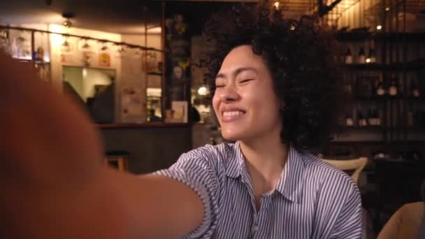 Trzy Przyjaciółki Robią Sobie Selfie Podczas Zabawy Drinku Stołówce Happy — Wideo stockowe