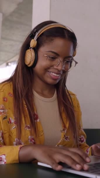 Dikey Video Genç Siyahi Afrikalı Kadın Üniversite Öğrencisi Dizüstü Bilgisayar — Stok video