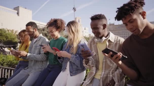 Grupo Jovens Mestiços Com Telefones Celulares Alunos Entusiasmados Usando Seus — Vídeo de Stock