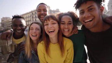 Mutlu arkadaşlarla seyahat et. Genç, gülümseyen insanlar kameraya sarılıyorlar. Bir grup çok kültürlü erkek ve kız dışarıda Erasmus tatilini birlikte Avrupa 'da kutluyorlar. Modern yaşam tarzı.