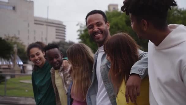 Młodzi Ludzie Chodzący Śmiejąc Się Szczęśliwa Grupa Przyjaźni Mieszanych Ludzi — Wideo stockowe