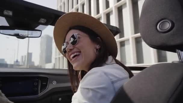 Χαρούμενο Ζευγάρι Καυκάσιων Οδηγάει Την Ηλιόλουστη Μέρα Κάμπριο Αυτοκίνητο Κοιτάζοντας — Αρχείο Βίντεο