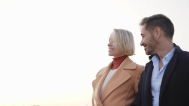 Orta yaşlı evliliğiniz kutlu olsun. Gülen çift eğleniyor. Bir çift ilişkisinin güzel anıları. Açık havada bir karı koca portresi..