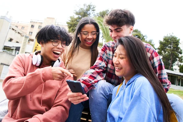 Grupo Estudantes Felizes Fora Escola Usando Telefone Celular Divertindo Meninos — Fotografia de Stock