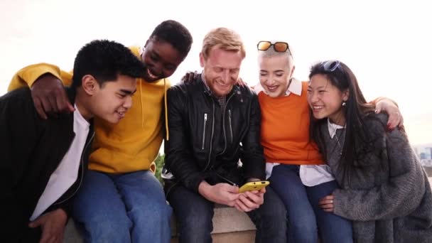 若い人たちが携帯電話で自撮りしています 彼らの技術デバイスを使用して興奮した学生 若い起業家の概念 フレンドリーな 自撮り アプリ ヒップスター ミレニアル — ストック動画