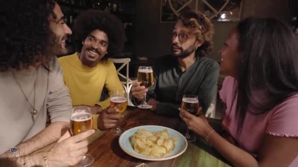 Gruppe Kollegaer Skåler Med Restaurantbaren Efter Arbejde Pubben Happy Hour – Stock-video