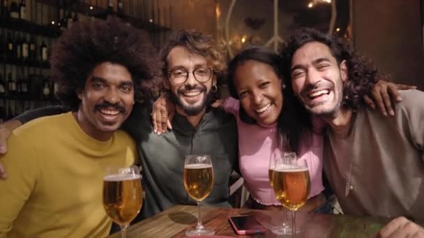 Bir Grup Arkadaşın Işten Sonra Bardaki Ucuz Içki Saatinde Restorandaki — Stok video