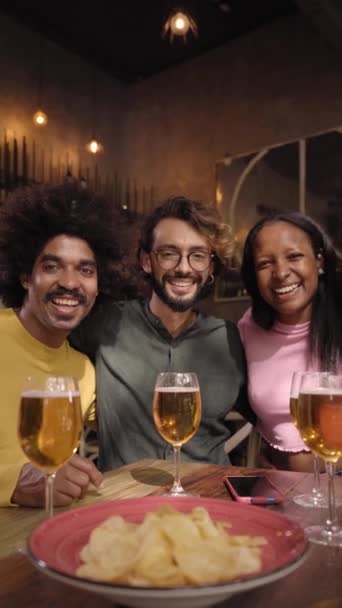 Şten Sonra Bardaki Ucuz Içki Saatinde Bir Grup Arkadaşın Restorandaki — Stok video