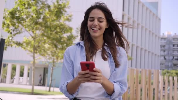 Uma Jovem Usando Celular Livre Uma Mulher Sorrindo Flertando Através — Vídeo de Stock