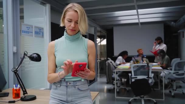 Kavkazská Blondýnka Pracující Chytrém Telefonu Kanceláři Lidé Používající Mobilní Buňku — Stock video