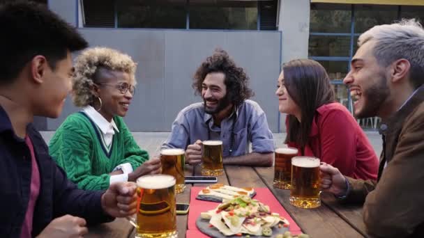 Група Привабливих Молодих Людей Готує Пиво Щасливі Друзі Розважаються Відкритому — стокове відео