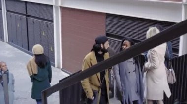 Ofis yayalara dönüyor. Banliyö sakinleri ofise yürürken öttü. Yüksek kalite 4k görüntü