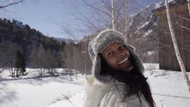 Όμορφη Νεαρή Γυναίκα Που Απολαμβάνει Δάσος Της Φύσης Χειμερινή Ημέρα — Αρχείο Βίντεο