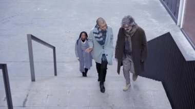 Erkek ve kadın konuşuyor ve yürüyor. Ofis yayalara dönüyor. Banliyö işçileri ofise giderken kargalar gibi koştu. Kalabalığın içinden insanlar. İş adamı ve iş kadını iş planı hakkında tartışıyorlar. 4k görüntü