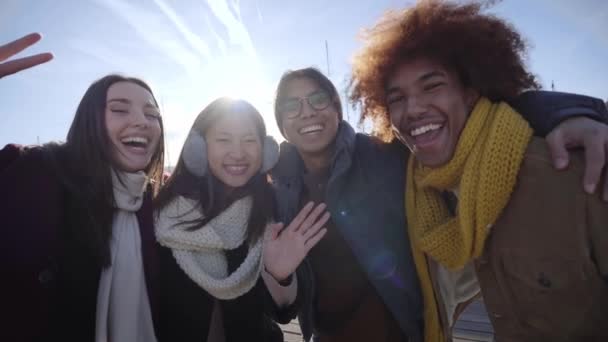 Selfie Skupiny Šťastných Lidí Kteří Fotí Selfie Dívají Kamery Mobilním — Stock video