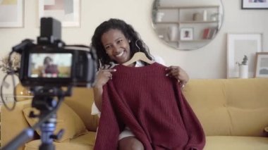 Genç Latin kız internette canlı yayın yaparak kıyafet satıyor. İnternetten canlı sosyal medya konsepti alışverişi. Yüksek kalite fotoğraf