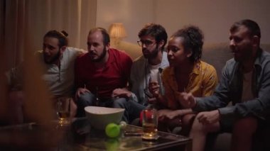 En iyi arkadaşlar TV 'de spor müsabakaları izler, iyi maçların tadını çıkarırlar. Bağrışmalar, zaferi kutlamalar, başarı için sarılmalar.. 