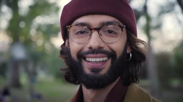 Close Portrait Handsome Smiling Young Caucasian Man Woolen Hat Looking — Stok video