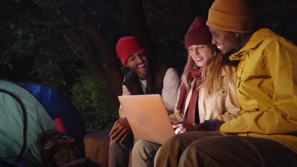 Friends Using Computer Camping Together Winter Night Happy Young People — Wideo stockowe