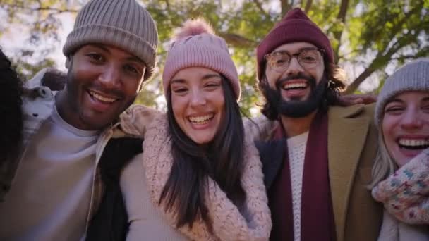 多种族人一起在自嘲中看着相机 一群在公园里玩乐的混血儿朋友 友谊和生活方式的概念 — 图库视频影像