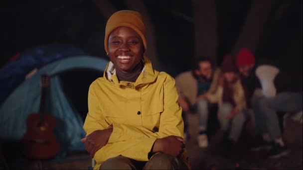 Young African Girl Looking Camera Smiling Friends Background Night Campsite — Stok video