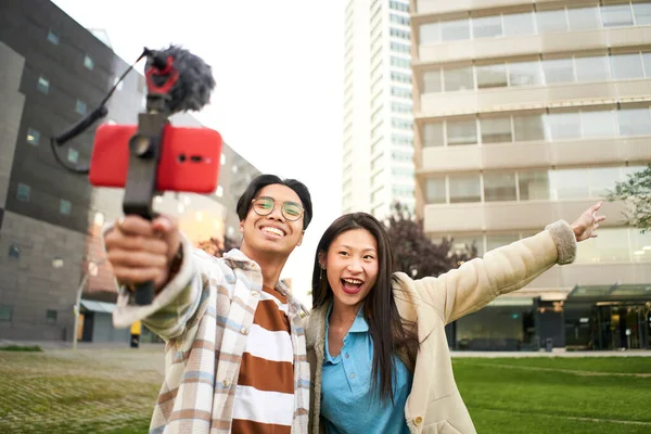 Asian People Blogging Outdoors Selfie Couple Happy Travel Walk Tourists — 图库照片