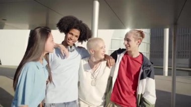 Mutlu bir grup öğrenci birlikte eğleniyor. Yüksek kalite fotoğraf