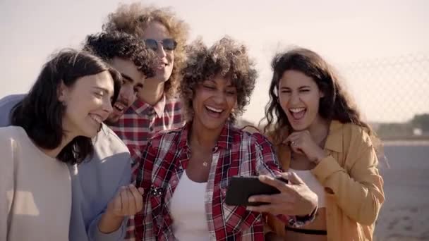 Grupo Jóvenes Mestizos Con Teléfonos Móviles Emocionó Los Estudiantes Usando — Vídeo de stock