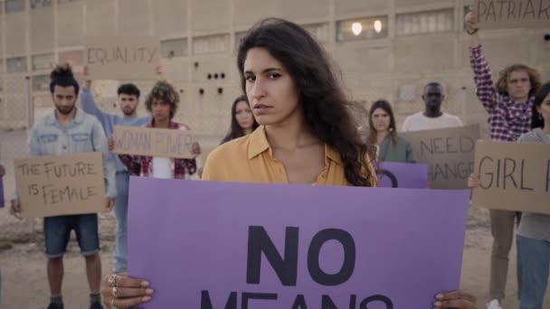 Женщина Активистка Демонстрирует Баннеры Марш Против Домашнего Насилия Медленное Движение — стоковое видео