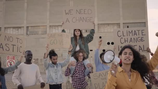 Медленное Движение Людей Держащих Баннеры Женщина Мегафоном Возглавляет Протест Изменение — стоковое видео