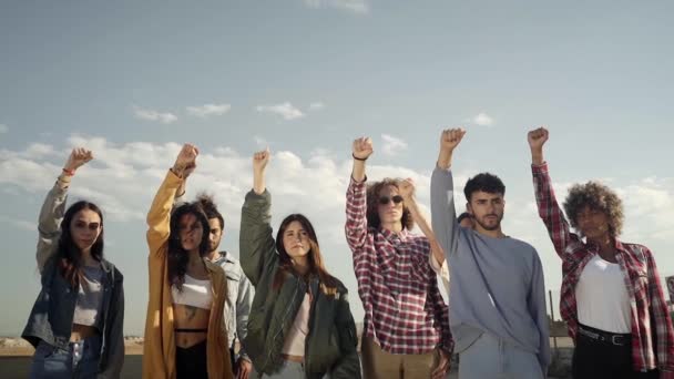 Натовп Активістів Кулак Демонстрації Повільний Рух Молоді Люди Протестують Високоякісні — стокове відео