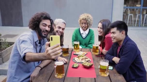 Group People Video Call Celebration Friends Outdoors Bar Share Social — Vídeos de Stock