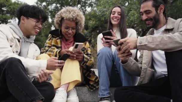 Mladá Žena Muž Sledují Něco Legračního Mobilní Cele Šťastní Lidé — Stock video