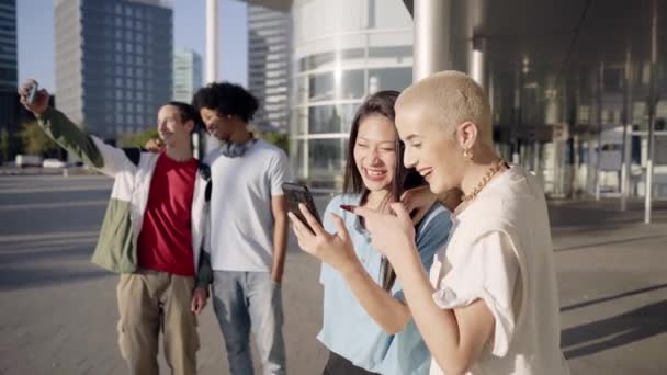 Grupo Amigos Felices Usando Móvil Calle Jóvenes Sonriendo Compartiendo Con — Vídeo de stock