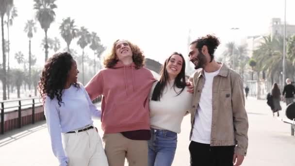 Skupina Přátel Přecházející Urban Street Šťastní Lidé Kteří Objímají Kvalitní — Stock video
