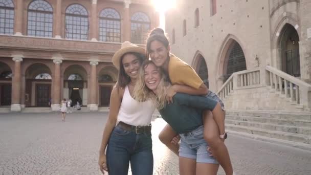 親友と過ごした素晴らしい時間 市内の夏休みにアウトドアを楽しんでいる3人の幸せな女の子 一緒にカメラを見て抱きしめる笑顔の女性の肖像画 高品質の写真 — ストック動画