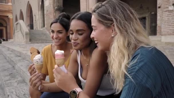 Три Молодые Женщины Едят Мороженое Туристическом Европейском Римском Городе Жаркий — стоковое видео
