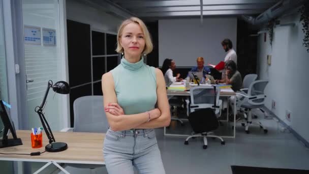 オフィスで腕を組んで立っているカメラを見ている本格的な自信満々のブロンドの白人ビジネス女性 執行Ceoプロのマネージャーポーズビジネスポートレート — ストック動画