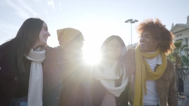 Portrét Smíšené Závodní Skupiny Šťastných Kolegů Kráčejících Společně Bavících Zimním — Stock video