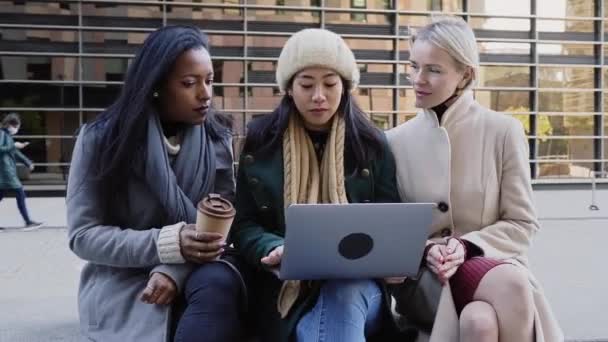Група Бізнесу Тільки Жінка Обговорює Роботу Допомогою Ноутбука Відкритому Повітрі — стокове відео