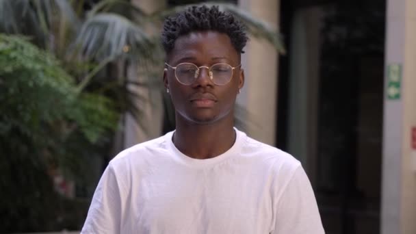 Видео Серьезного Черного Мужчины Сосредоточенного Смотрящего Камеру Афроамериканский Студент Мальчик — стоковое видео