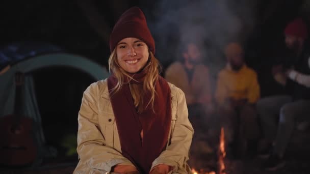 Young Blonde Girl Looking Camera Smiling Friends Background Night Campsite — Stockvideo